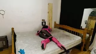 Sissy Maid Self Bondage Armbinder in Chastity, Harness Gag mit großem schwarzen Dildo im Arsch eingesperrt