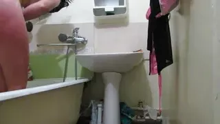 Beauty in the shower fights cellulite