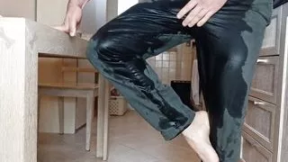 I'm cooking vut I have to pee badly