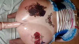 Dicker enger und saftiger Hintern von Fickmaschine gefickt