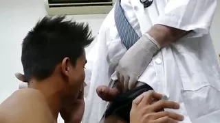 Füße kitzeln Nippon Twink barbusig von Arzt nach Untersuchung