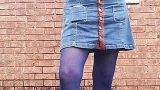 Crossdressed Draußen streicheln und mich in meiner Nylonstrumpfhose und meinem Minirock spüren