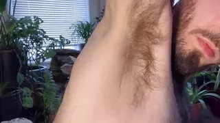 Blauäugiger haariger Glatzkopf zeigt meine verschwitzten Achselhöhlen nach einer Wichs-Session