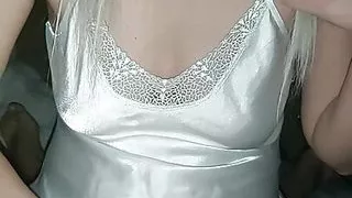 Studentin macht einen tiefen Blowjob und Sperma fließt aus ihrem Mund