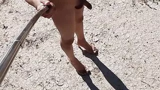 sie mag es, dass du sie nackt mit einem harten Schwanz in Minishorts und Hot Heels siehst