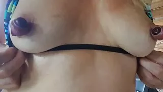 Nippleringlover geile Milf führt Oliven in extrem gedehnte gepiercte Brustwarzen im Freien ein