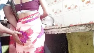 Desi maid ne bartan dhone ke bahane apane Malik ke sath chud gahi