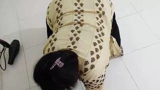 (Telugu Maid Ko Jabardast Choda) Desi Maid Fucked by the owner with condom while cleaning Room - Huge Cum wild