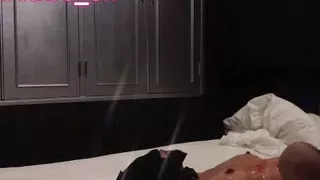 What is this? ? Amateur acrobat foreplay Thrust in a womanizer, let her deep throat, open her legs wide, and then lick