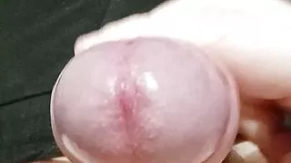 Teenager-Männer wichsen seinen großen Schwanz mit Dirty Talk und Stöhnen