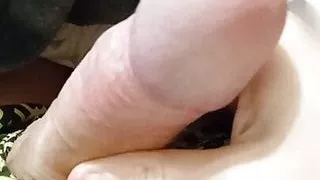 Kerl wichst vor der Kamera