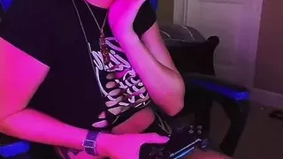 Gamer Girl cums on Live Stream