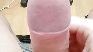 Junger Mann wichst seinen harten Schwanz