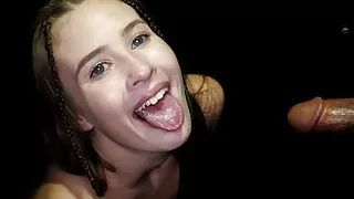 Brünette Cutie steckt mehrere Schwänze in ihren Mund im Gloryhole