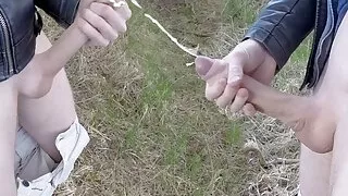 Ich ziehe meinen dicken, ungeschnittenen Schwanz raus, für einen großen, saftigen Cumshot!