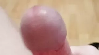 Ein junger, aber sehr gut aussehender Mann spielt mit seinem süßen Schwanz