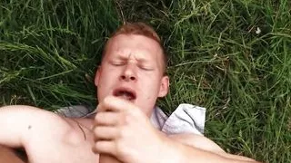 Er geht im See spazieren und sieht zufällig einen nackten, heißen Kerl, der zu allem bereit ist, was er will - BigStr