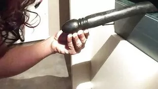 Ich lutsche einen schwarzen Dildo