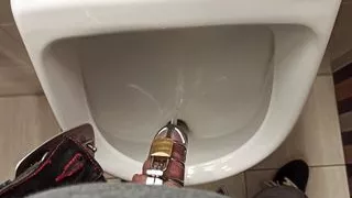 Pissing in public toilette