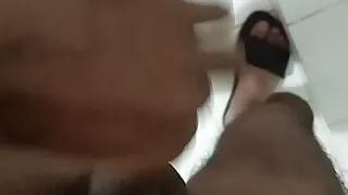 Handarbeit im Waschraum bei großer Hitze