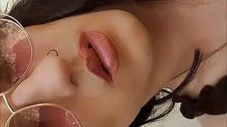 Sexy Tgirl muss draußen in der Öffentlichkeit aufs Töpfchen gehen