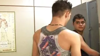 In der Umkleidekabine haben zwei süße Jungs unglaublichen Oral- und Analsex mit kraftvollen und lang anhaltenden Orgasmen