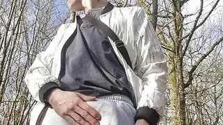 Junge wichst im Freien sexy