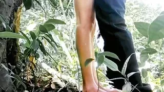 Desi bhabhi ne apane sasur ko jungal me lekar ache se chudai ki