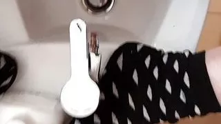 Delia con tanta voglia di voi si masturba in bagno e gode