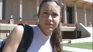 Sexy junge Brünette nimmt einen riesigen Schwanz