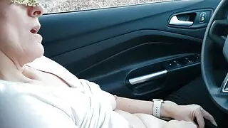 Anita Coxhard masturbiert in ihrem Auto und wünscht sich, sie hätte einen größeren Schwanz