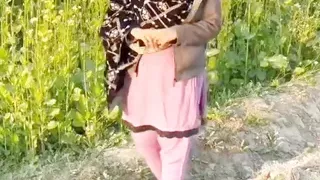 Me apne yar se milny kheton ma Gai wahan os se chodwaya Meri brown phudi Lal peeli hogi