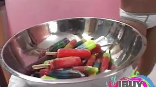 Zwei Babes Eiszapfen lecken mit natürlichen Titten Fotoshooting