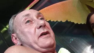 Hinreißende britische Huren werden beim Gruppensex gefickt