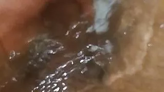 Indischer Mann Schwanz spielen Schwanz unter Wasser großer Schwanz heißer Schwanz