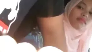 Jilbab ngentot di mobil