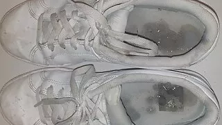 Sperma in den Nikes eines fremden Mädchens
