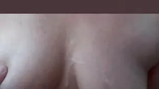 jim se branle et me jouit dessus mes gros seins