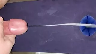 Ein fetter Kerl, der eine morgendliche Ladung auf einem aufblasbaren Kissen abspritzt