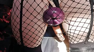 Crossdresser sissy doll bekommt ihren prolapsed ass gefingert und handjob