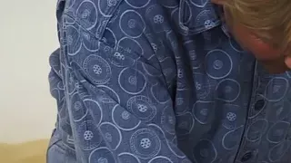 Milf fickt brutal den harten Schwanz ihres Dildo-Doktors