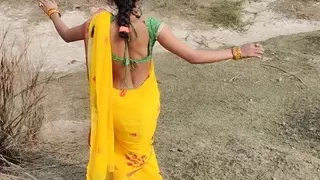 Indian 18 Years Old Village Outdoor Sex In Khet Natural Big Ass Show In Clear hindi Voice