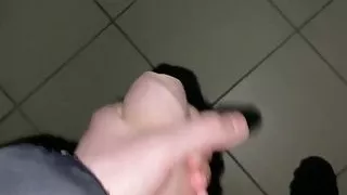 Ich masturbiere im Eingang und spritze viel Sperma