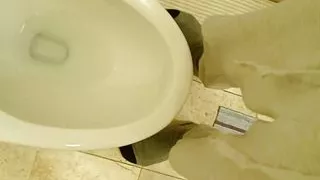 Deutsche öffentliche Toilette pissen