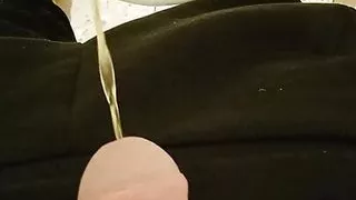 Riskantes Pinkeln auf öffentlicher Toilette