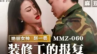 Die Frau mit der feuchten Muschi und den großen Brüsten behandelt die Arbeiter so gut, dass sie dafür mit dem großen Schwanz bezahlen muss.