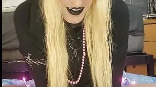 Goth Trans Mädchen hüpft auf ihrem Dildo