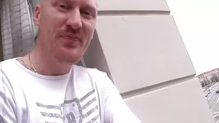 sinnliche brunette schlampe nimmt es mit zwei schwanzen auf