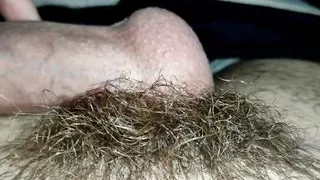 Kroate spielt mit Vorhaut Vibrator auf Frenulum Sperma Leck