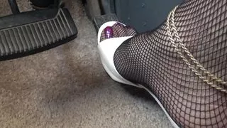 Lisa pedal pumps to orgasm